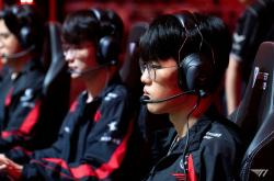 开云APP-WBG横扫DK，Deft操刀奇招英雄翻盘淘汰赛3:2（广州）