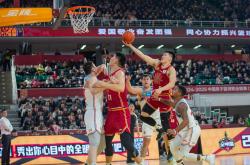 开云官网-国王轻取新疆队，库里扛起全队