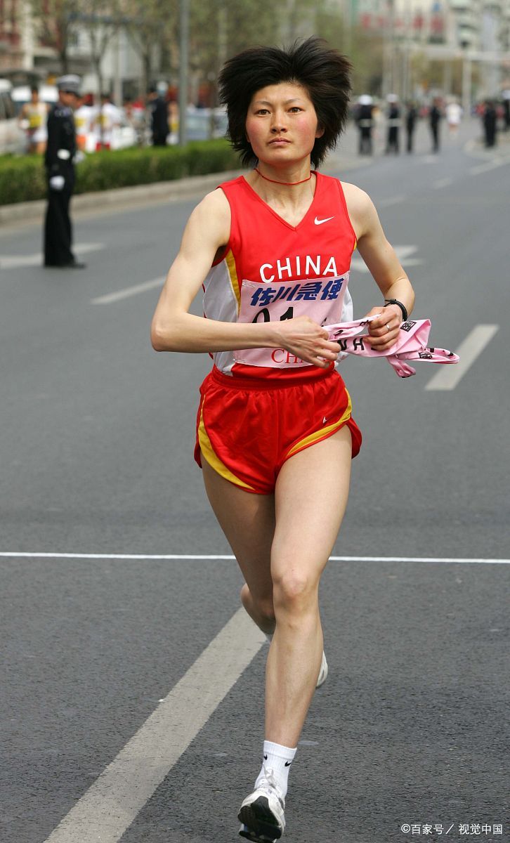 非洲田径选手在接力赛中提速夺得银牌