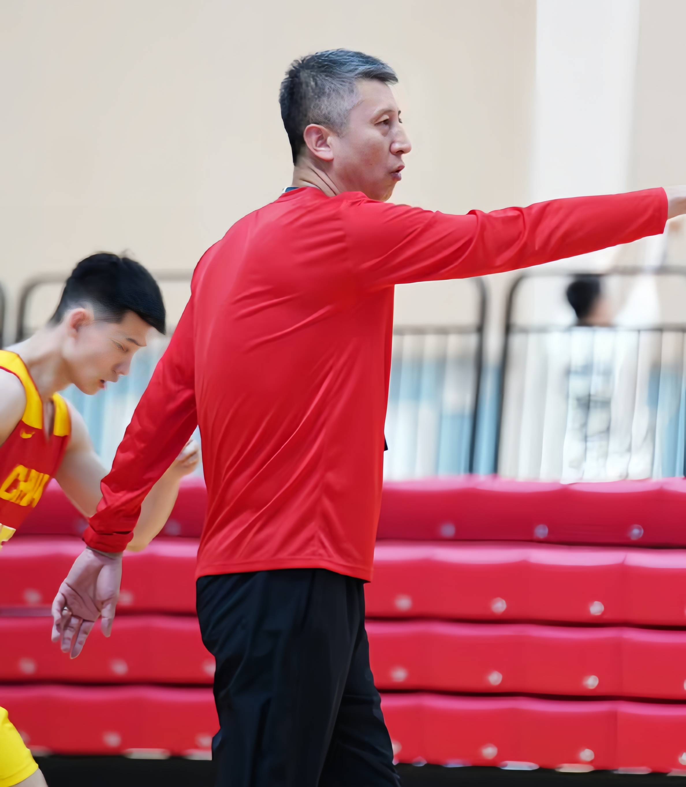 关于山东男篮在激烈对抗中获胜，坚守前列位置的信息