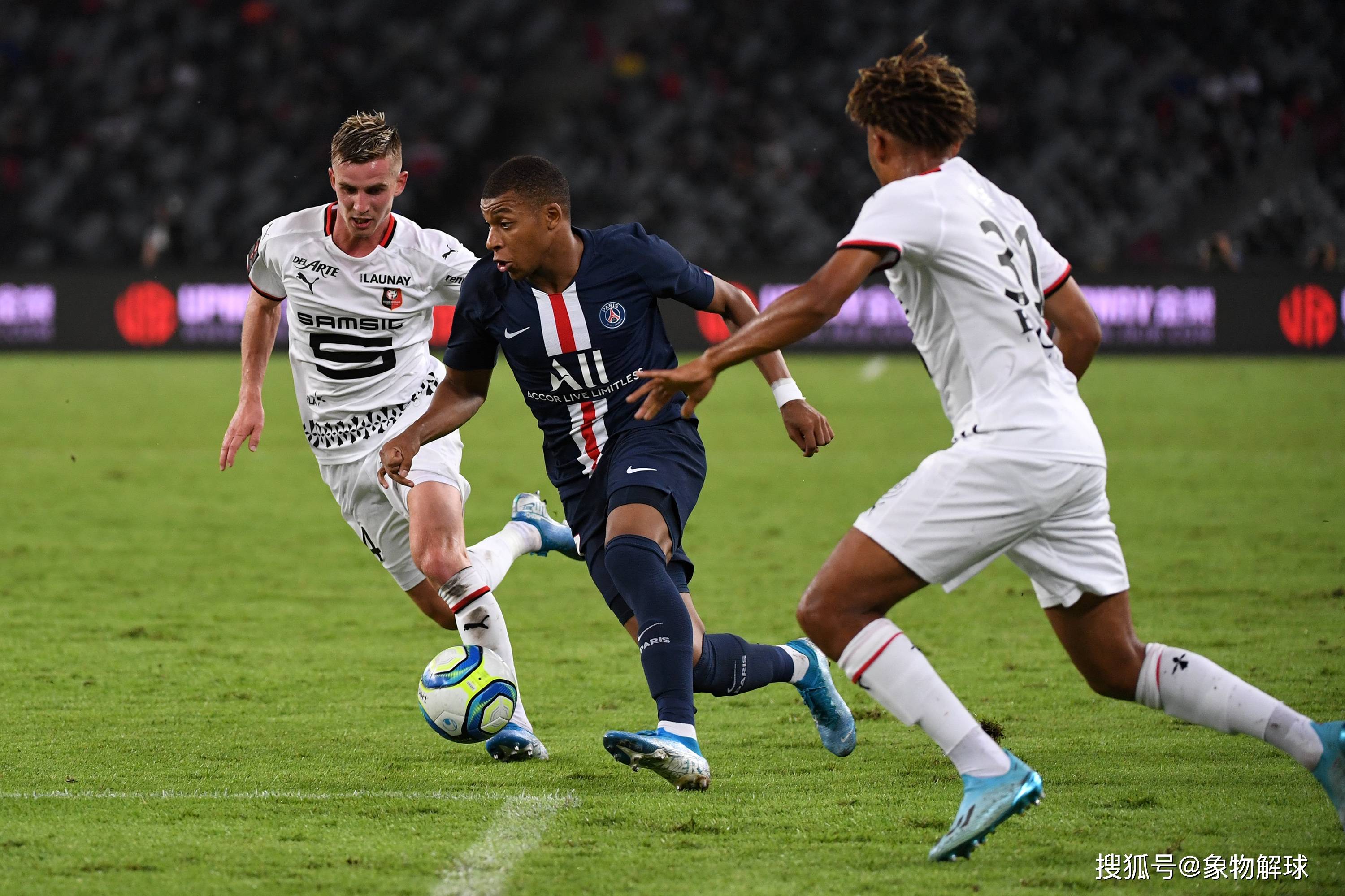 关于皇家马德里在西甲取得胜利继续领跑法甲对手的信息