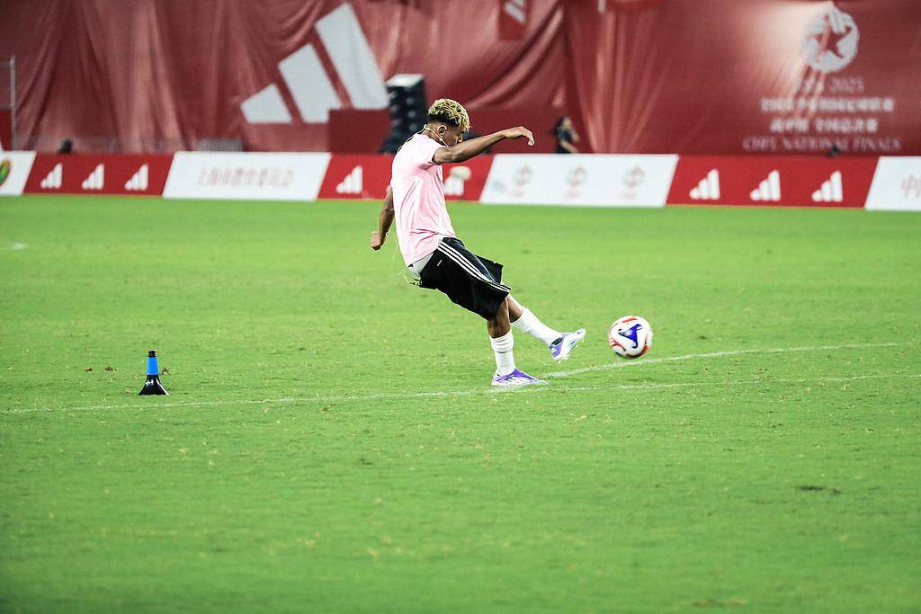 足球明星们的技术表现让人惊艳，赞不绝口的简单介绍