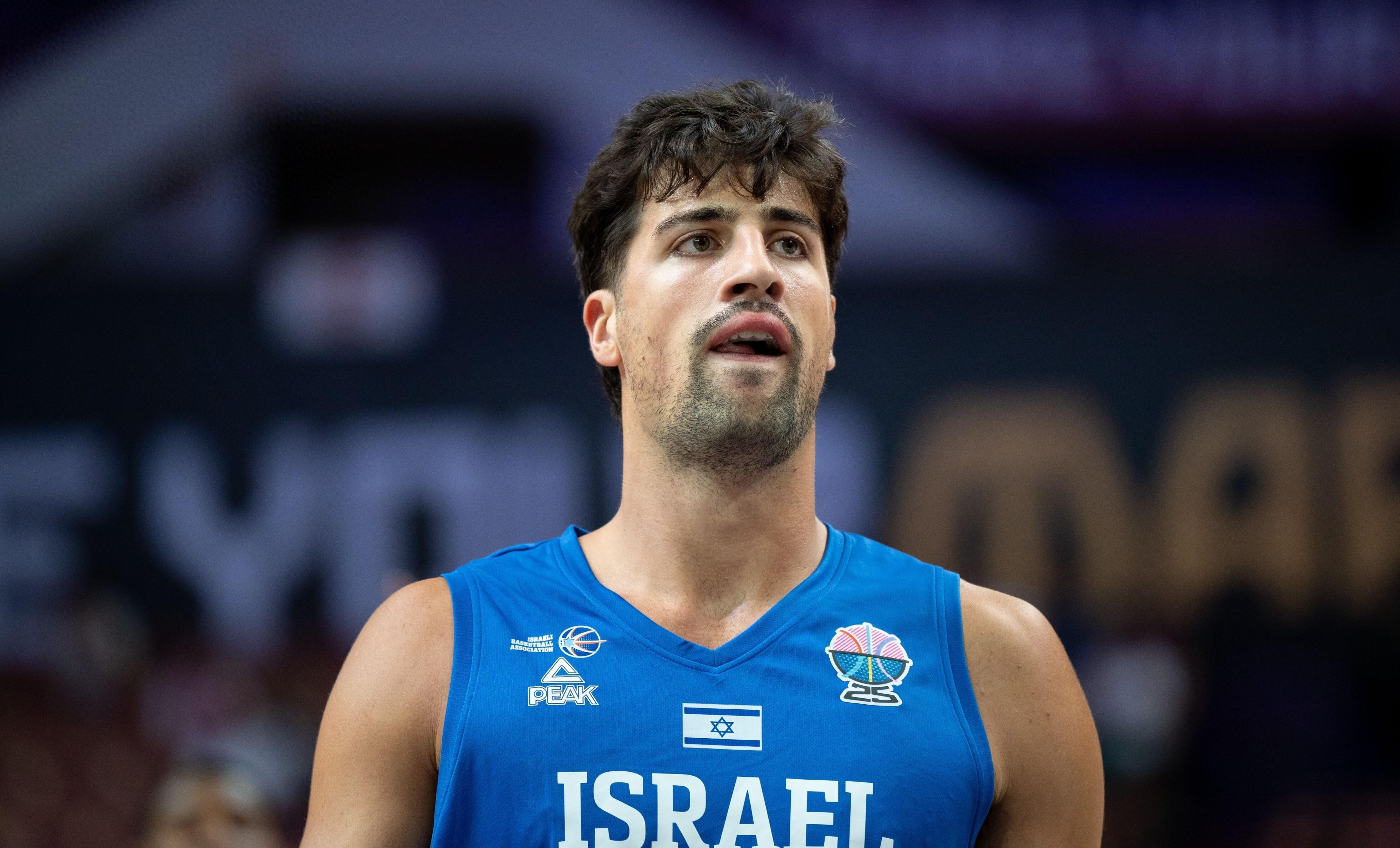 中国男篮完胜澳大利亚男篮，东契奇制霸全场的简单介绍